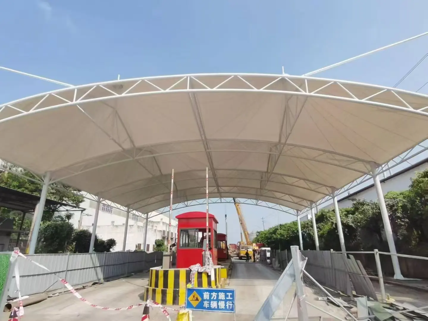 【贵州乌当雨棚】怎么选择【源头工厂】:解决雨棚建造盲目选择的选型标准